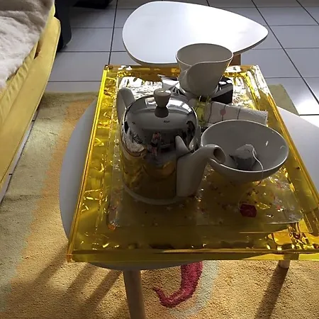 D'hotes The Yellow Cube Bed & Breakfast